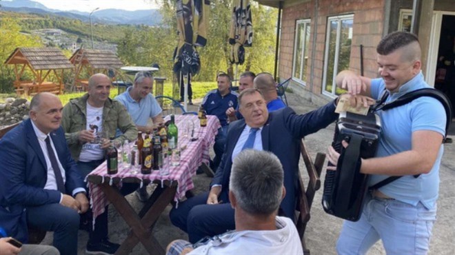 Pokrili kuću pa naišao Dodik! Predsjednik sjeo na piće pa 'okitio' tamburaša