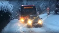 Autobus zapeo u snijegu, izvukla ga Trojka Syncro VIDEO