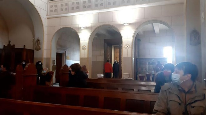 U Sarajevu muškarac htio prekinuti misu, lupio vratima i počeo vikati