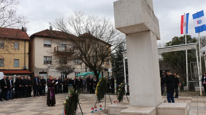 ŠIROKI BRIJEG: Zapaljene svijeće za sve hrvatske žrtve stradale u Drugom svjetskom ratu i poraću