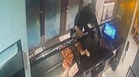 VIDEO: Lopov navukao rukavicu na 'krivu' ruku! Drugom, nezaštićenom, otvarao vrata, dirao ladicu...