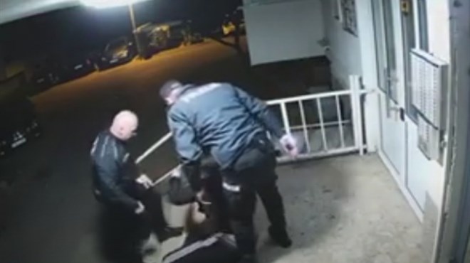UZNEMIRUJUĆI VIDEO: Dva policajca u Mostaru brutalno pretukla mladića koji je prekršio policijski sat