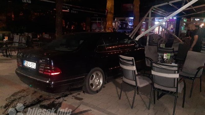 Mostar: Uletio automobilom na terasu kafića