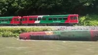 Vlak pun djece iskočio iz tračnica i pao u rijeku VIDEO