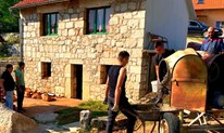 FOTO/VIDEO: Složna braća Ivan, Ante i Mario kuću grade! U Tolića, iznad središta Gruda, obnavljaju dom svojih predaka