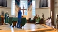 Uznemirujući video: Iz crkve izbacili vjernika koji nije nosio masku, tukli ga, izgurali oltar 