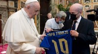 Papa dobio Dinamov dres i poslao snažnu poruku