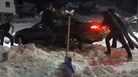 VIDEO: Skupina mladića izvukla Splićanina koji je mercedesom zaglavio u dubokom snijegu