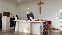Fra Mile Vlašić blagoslovio oltar u Dobriču! Poduzetnik Ivica Marušić darovao kompletan iznos za novi kameni oltar i ambon