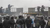 Ratno stanje u Kazahstanu: Pala vlada, gore zgrade, narod i policija se tuku...