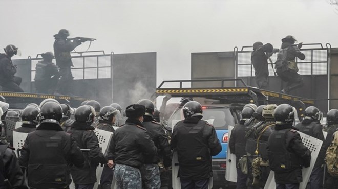 Ratno stanje u Kazahstanu: Pala vlada, gore zgrade, narod i policija se tuku...