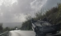 FOTO: Na cesti Široki Brijeg - Mostar došlo do prevrtanja auta