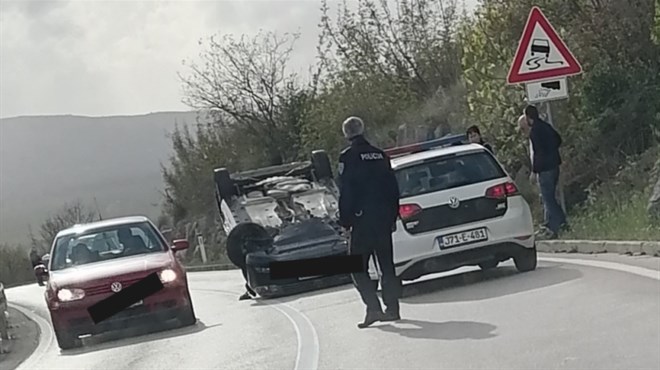 FOTO: Na cesti Široki Brijeg - Mostar došlo do prevrtanja auta