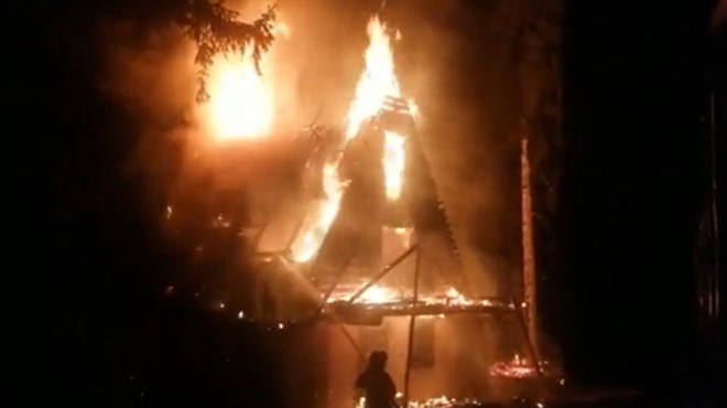 Vikendica završila u plamenu, vatrogasci spriječili da se požar proširi na šumu