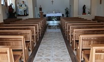 FOTO: Fra Stanko sa župljanima zaokružio uređenje crkve u Dragićini, klupe darovao Borajni