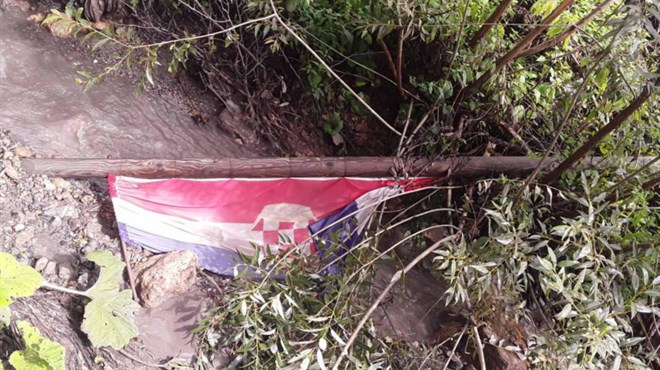 Na obljetnicu  stradanja, prepilan stup s hrvatskom zastavom u Doljanima