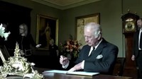 (VIDEO) 'Ne zna ništa bez matere': Charles III danas fulao datum, podivljao na olovke pa napustio prostoriju