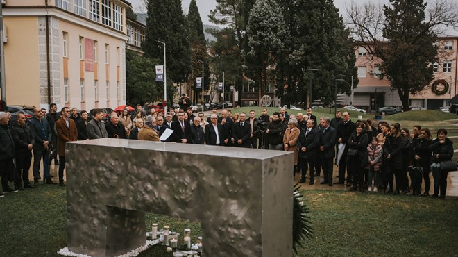 (FOTO) Otkriven spomenik za sve poginule i umrle studente i djelatnike Sveučilišta u Mostaru