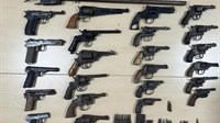 Policija zaplijenila arsenal oružja: 18 revolvera, pet pištolja, lovačku pušku