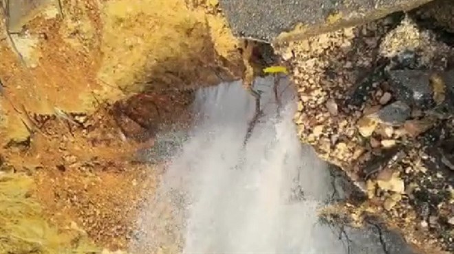 VIDEO pucanja glavne vodovodne cijevi u Grudama, radi se na otklanjanju problema