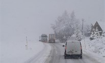 FOTO: Snijeg opet iznenadio nadležne za održavanje cesta u BiH