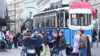 Zagreb: Djed Mraz i vilenjakinja pjevali Bojnu Čavoglave u božićnom tramvaju
