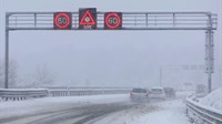 Snijeg, led i olujni vjetar stvaraju probleme u prometu