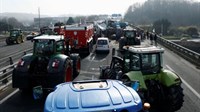 U Francuskoj poljoprivrednici blokirali glavne ceste